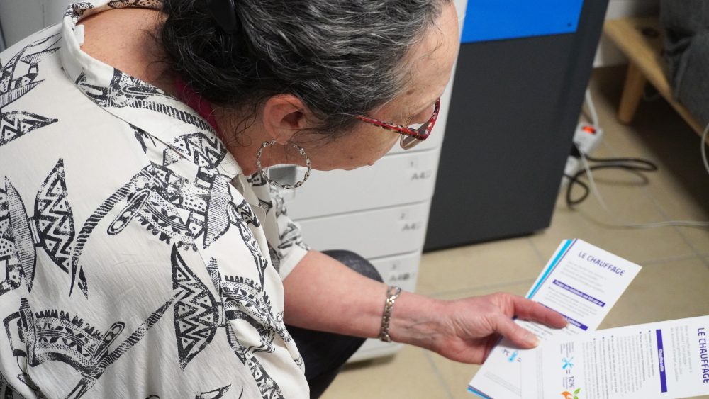 Médiation énergie : une personne regarde sa facture d'énergie